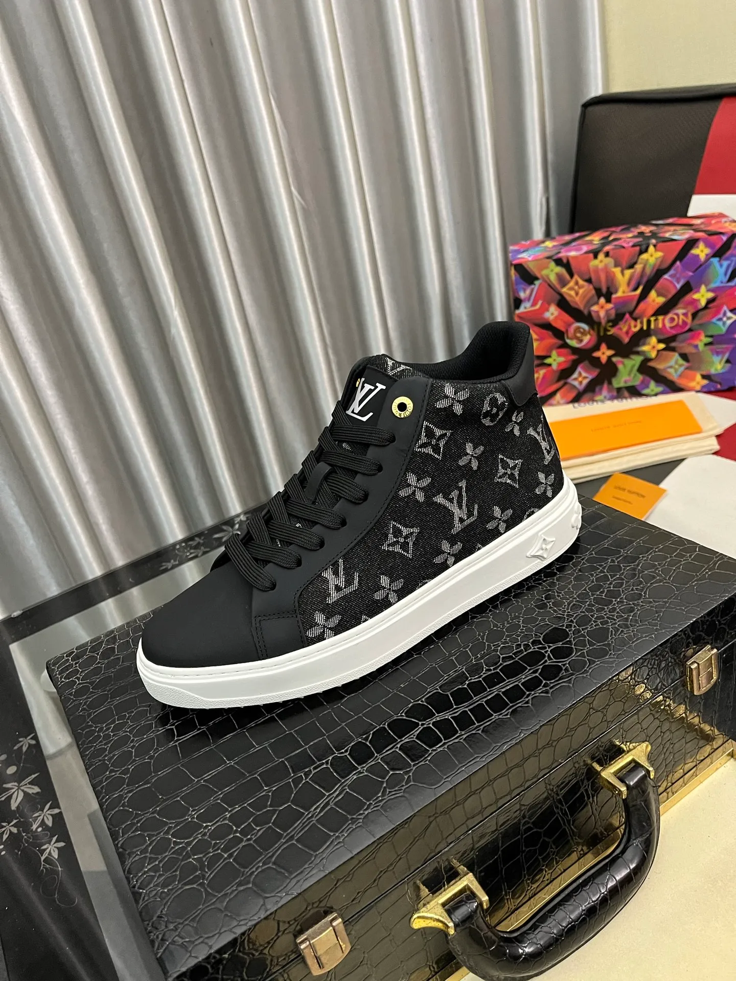 Men's shoes 💰: 560⌚️⌚️ Louis vuitton/LV Louis Vuitton 》Original quality.~ Unique modern style sneakers. 🏃A must-have casual shoe for trendy men😍😍 Original brand imported from Italy, imported original leather, sheep lining (refuses to discolor and grind feet) Sole: Original sole provided by the original factory, French lazy style design ⚠️Fit to the feet, original quality, super comfortable original sole. Code number: 38-444⃣️Color optional